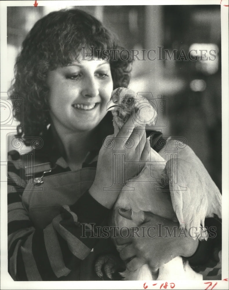 1980 Press Photo Shari Jeter Cuddles "Shiner" At Brazoria County Fair In Texas. - Historic Images