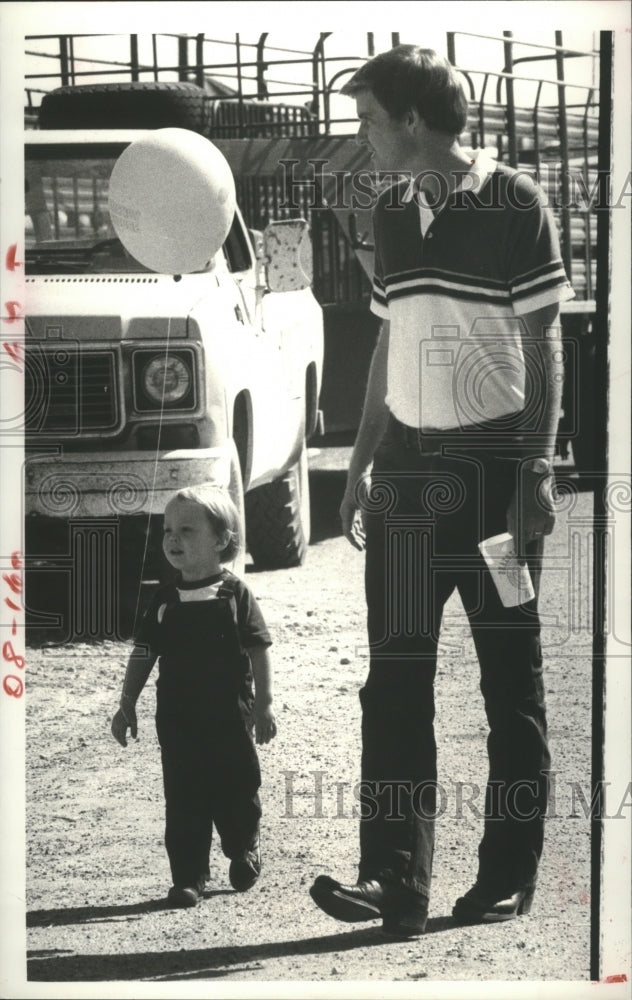 1980 Press Photo Josh Chambers Holds Balloon At Brazoria Country Fair, Texas - Historic Images