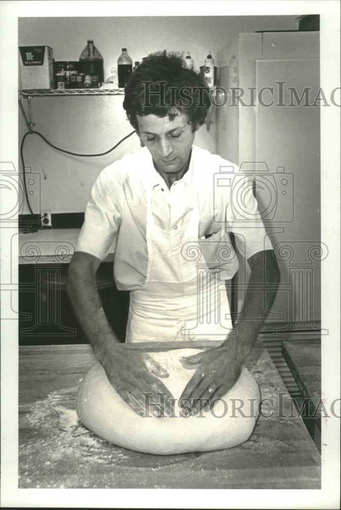 1983 Press Photo Michel Oosterlinck Making French Bread at La Parisienne Bakery. - Historic Images
