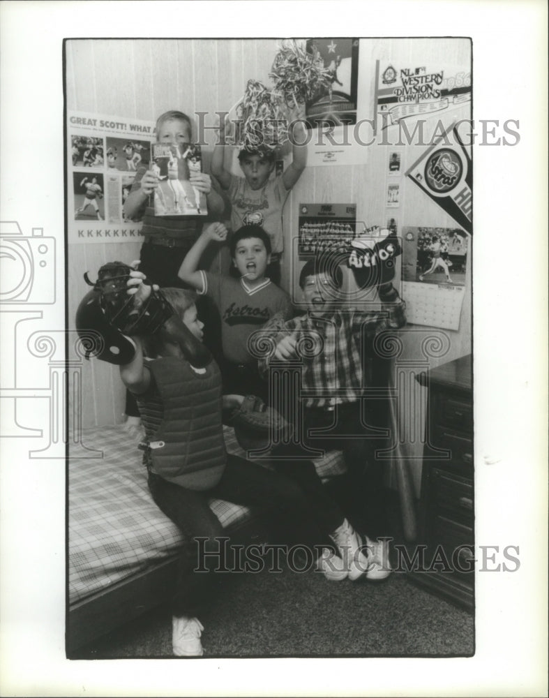 1986 Press Photo Kids Of Boy's Country won tickets to see Houston Astros - Historic Images