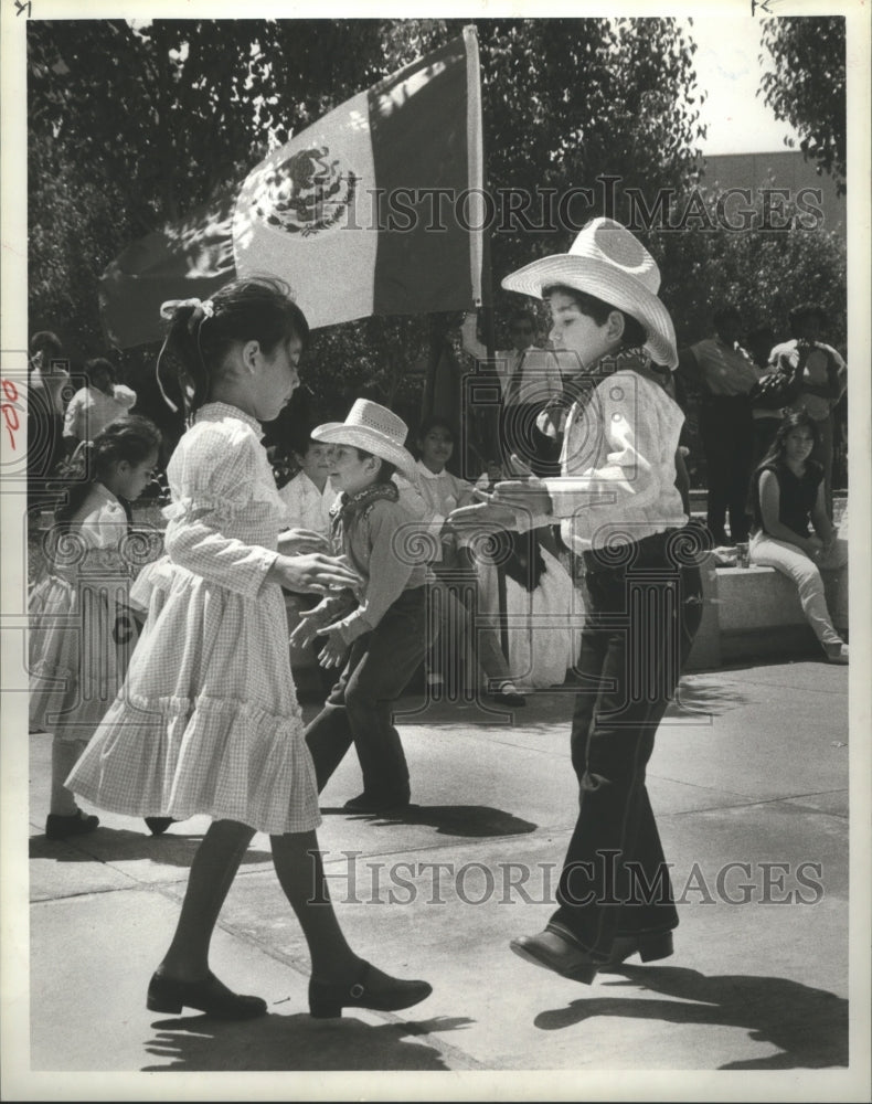 1984 Press Photo Maria Fernandez and Uireiano Landin celebrate Cinco de Mayo - Historic Images