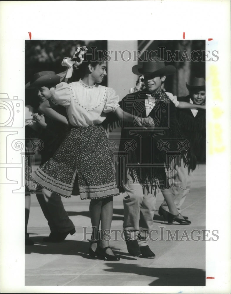 1989 Press Photo Jacqueline and Victor Louis Gonzales dance for Cinco de Mayo - Historic Images