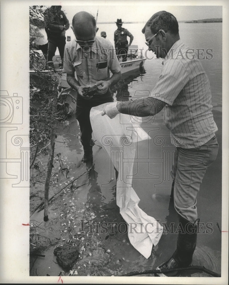 1974 Press Photo Bones gathered by Harris County officials, San Jacinto River TX - Historic Images