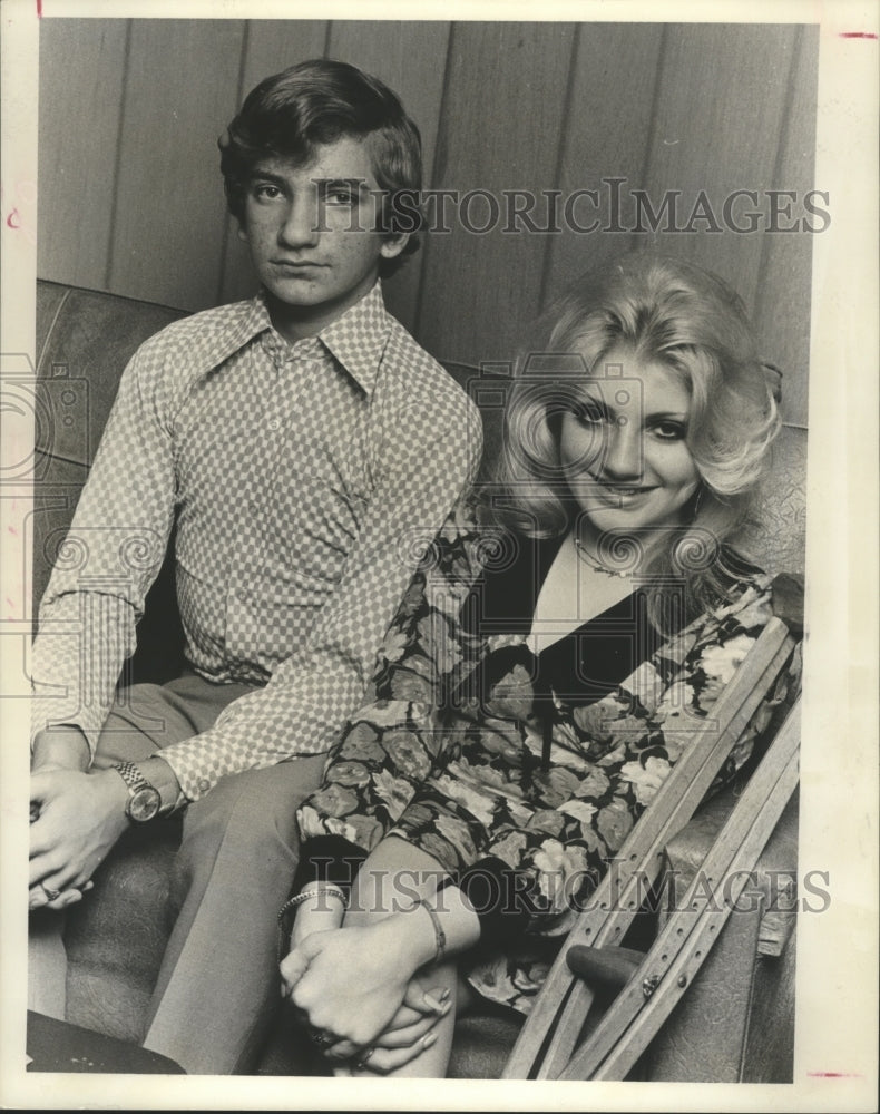 1975 Press Photo Charles Glenn and sister Penny with rare bone disease - Historic Images