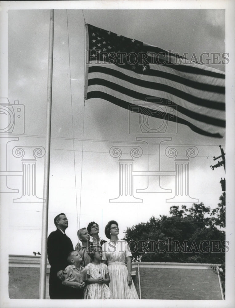 1948 Press Photo Family admires flag at Broadway Baptist Church - hca12796 - Historic Images