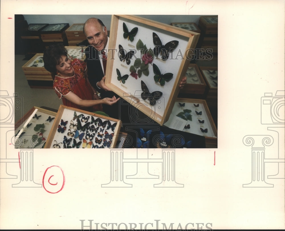 1989 Press Photo Museum&#39;s Truett Latimer and Mikki Phillips examine butterflies - Historic Images