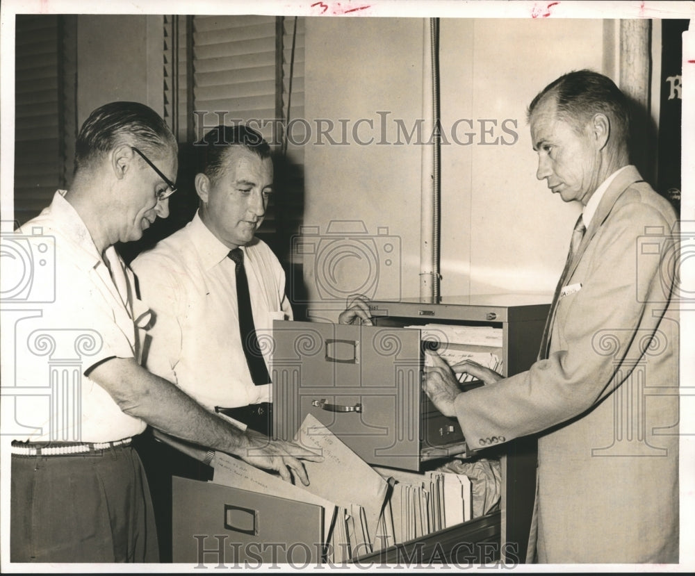 1955 Press Photo Officials Looks Though City Land Scandal Records in Houston. - Historic Images