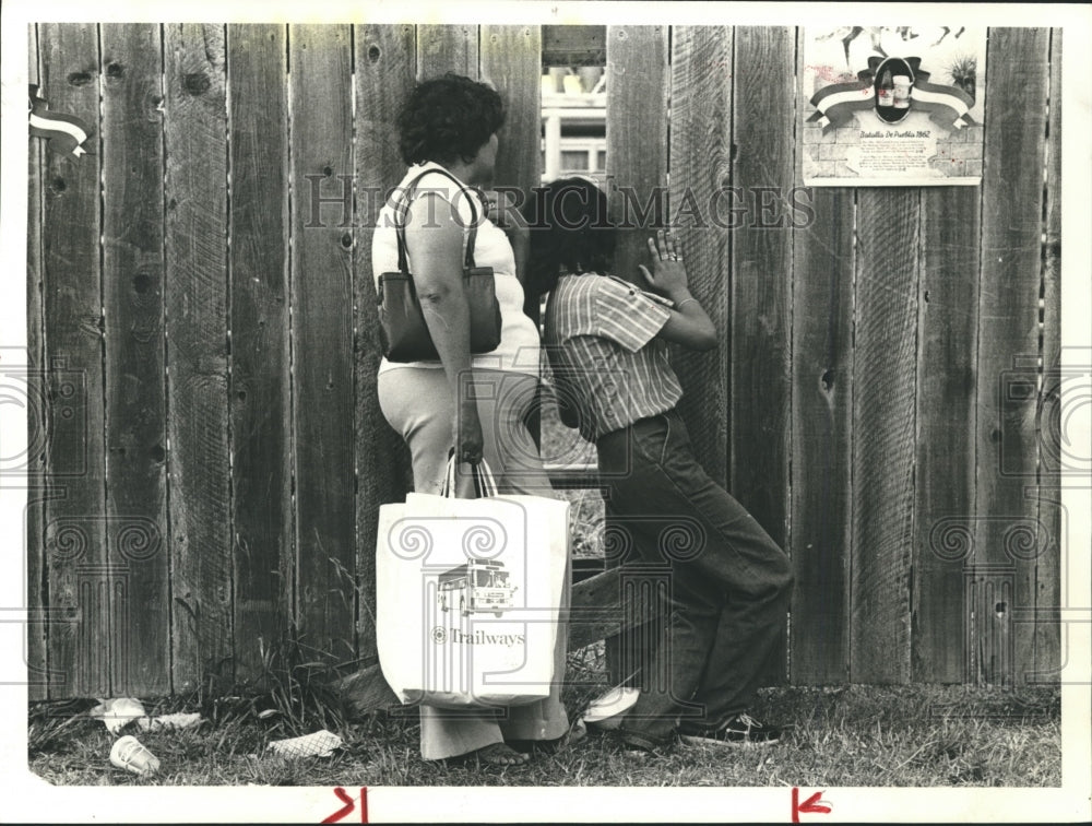 1983 Press Photo Socorro Rodriguez and Sandra Ramirez at Cinco de Mayo, Houston - Historic Images