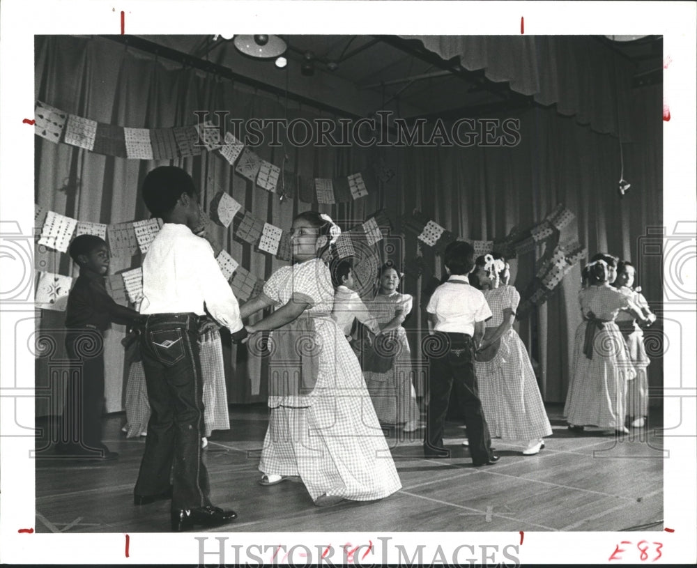 1983 Press Photo Houston Kindergarten Students Dance & Celebrate Cinco de Mayo. - Historic Images