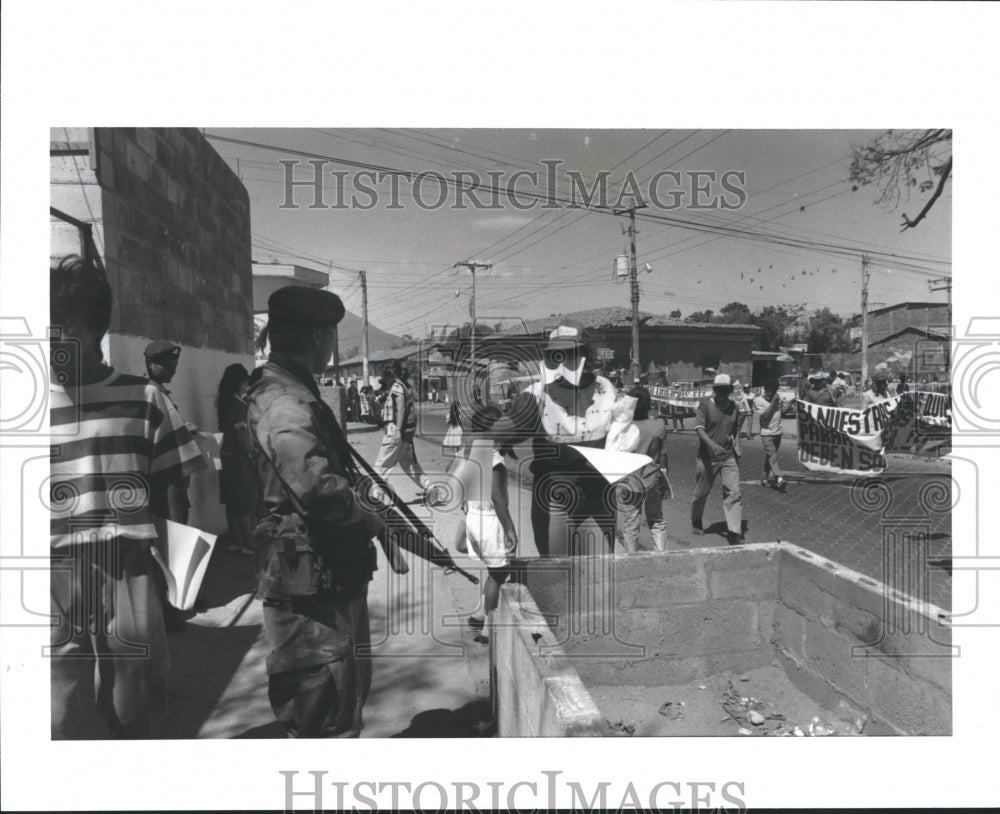 1989 Press Photo March Against Repression & In Support of FMLN in El Salvador. - Historic Images