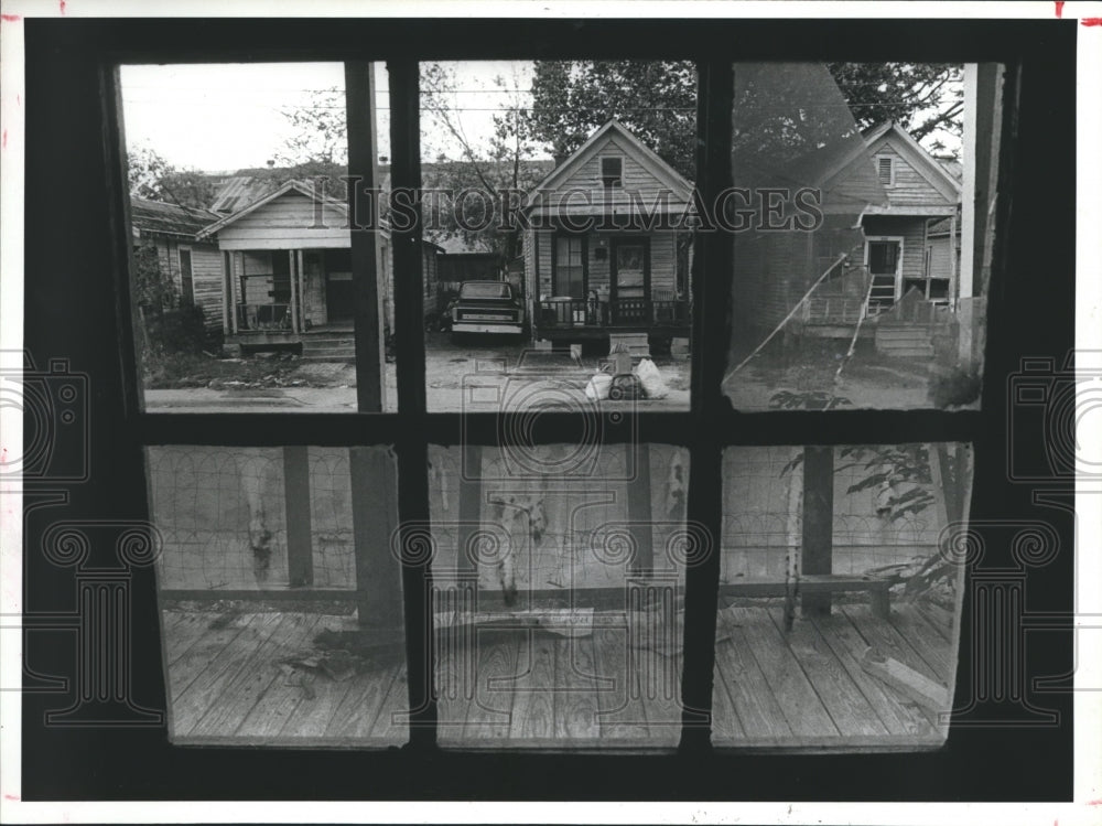 1984 Press Photo View From Broken Window of Abandoned House in Mercado, Houston. - Historic Images