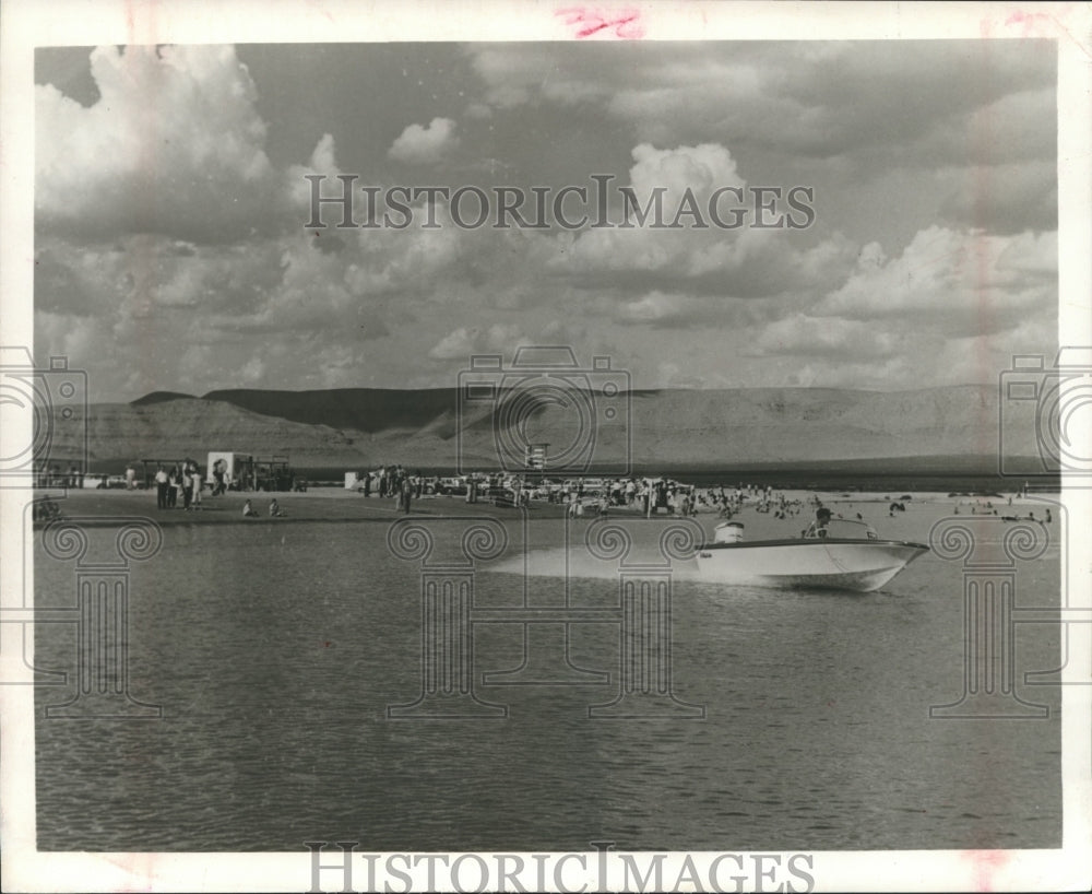 1963 Press Photo Boaters on Man-made Lake at Horizon City near El Paso, Texas - Historic Images