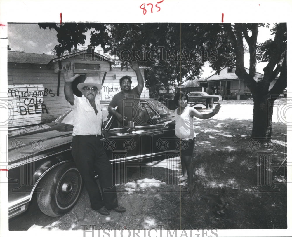 1981 Press Photo Three generations of Carverdale residence wave, Houston - Historic Images