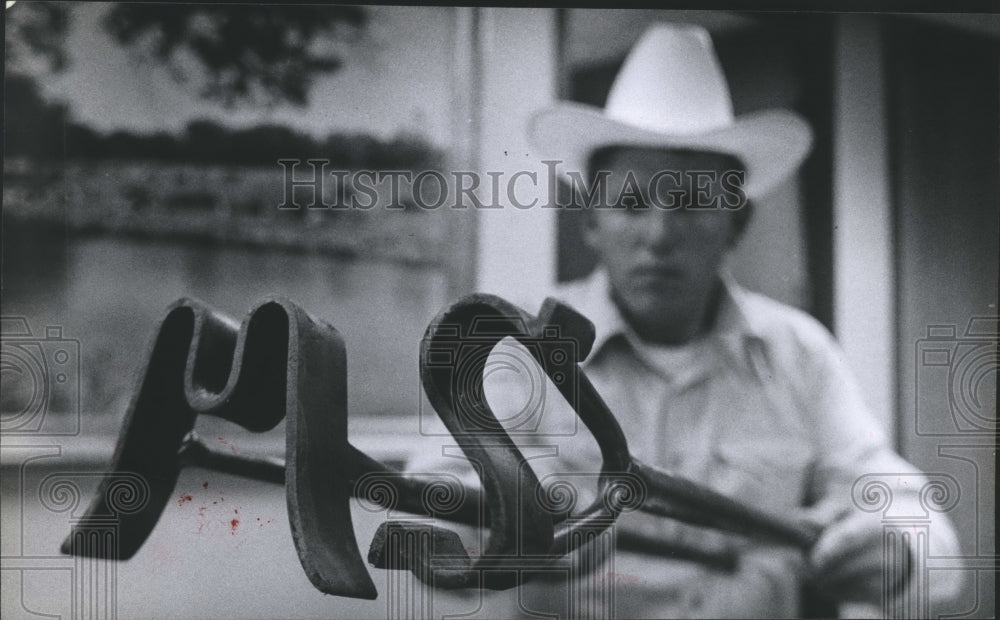 1978 Press Photo Joe Paschal Holds Two Branding Irons Commonly Used in Southwest - Historic Images