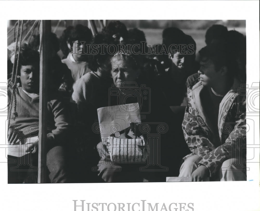 1989 Press Photo Refugees Wait at Immigration Detention Camp, Bayview, Texas - Historic Images