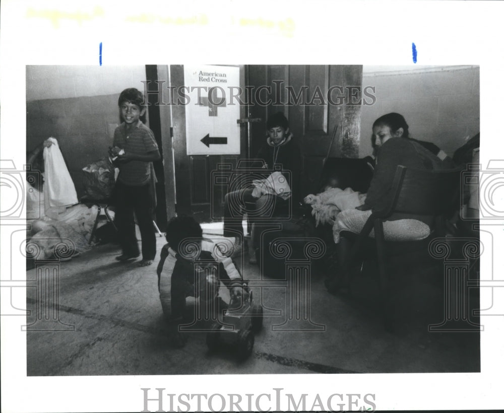 1989 Press Photo Refugee Family At Red Cross Shelter, Brownsville, Texas - Historic Images