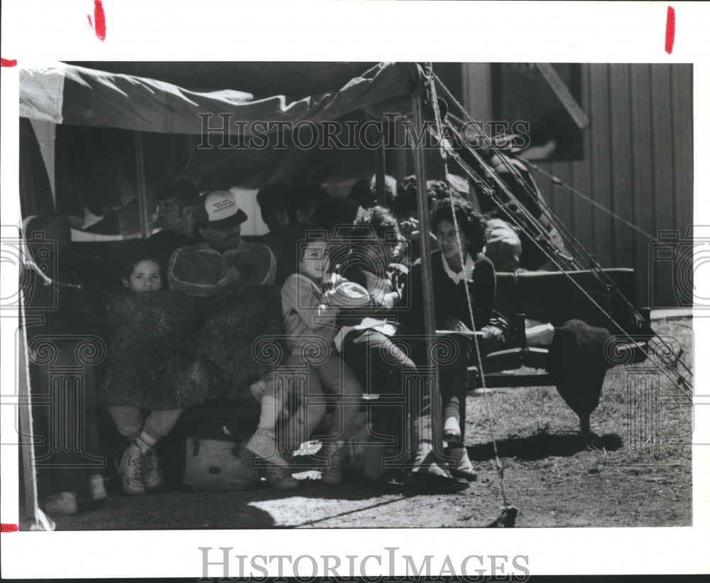 1989 Press Photo Central American Refugees Inside Detention Camp, Bayview, TX - Historic Images