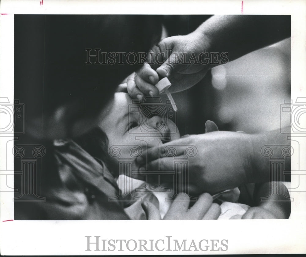 1974 Press Photo Jose Silerio Receives Polio Medicine at Casa de Amigos Center. - Historic Images