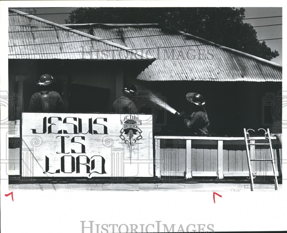 1991 Press Photo Firefighters Battle of blaze at a San Antonio church, Texas - Historic Images