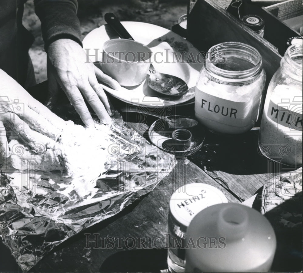 1966 Press Photo Making bread while camping in Texas - hca13229 - Historic Images