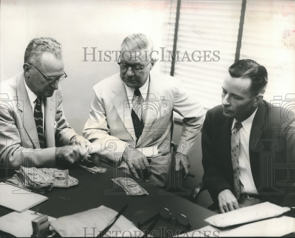 1956 Press Photo Officials Count Money Returned in Houston Burglary. - Historic Images