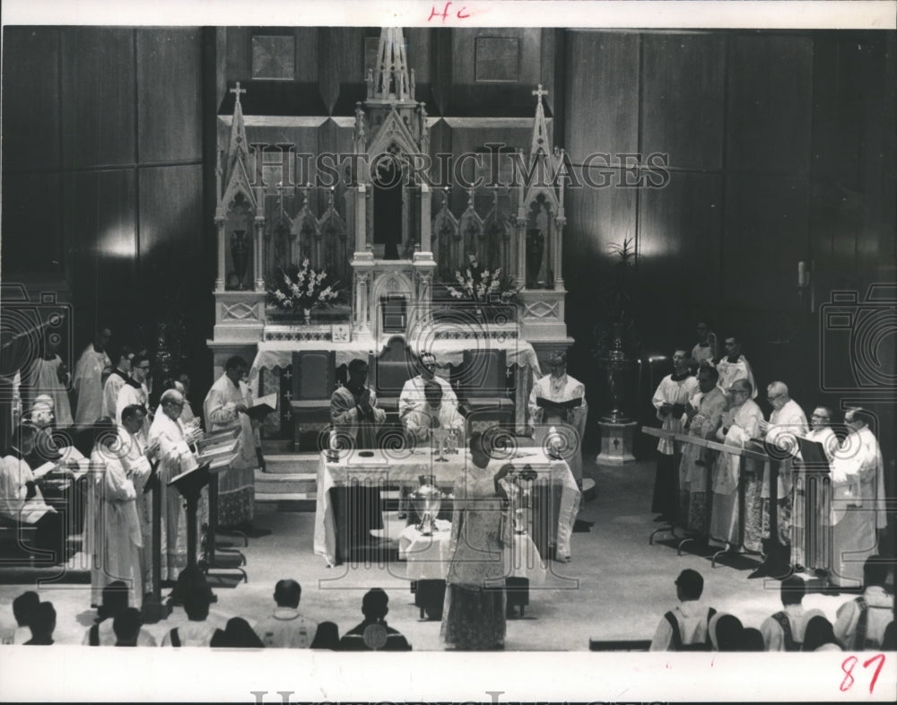 1965 Press Photo Twelve Roman Catholic Priests Celebrated With Bishops, Houston. - Historic Images