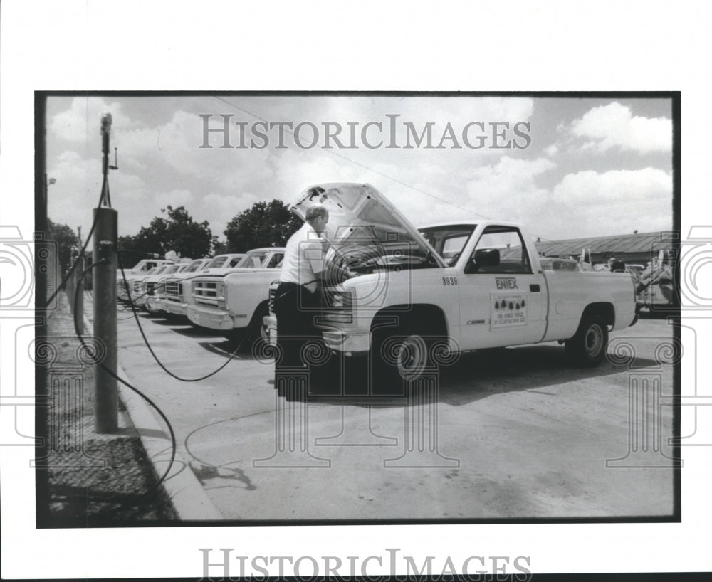 1989 Press Photo Entex worker fills his truck with natural gas, Houston - Historic Images