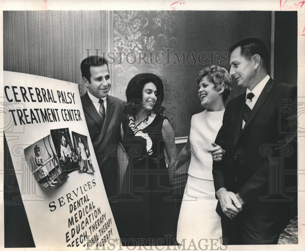 1968 Press Photo Guests visit at the Houston Cerebral Palsy Treatment Center - Historic Images