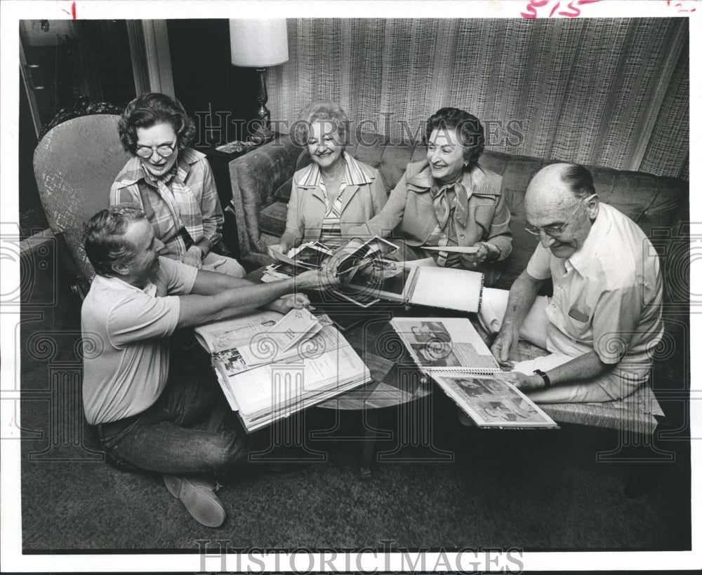 1976 Press Photo Community Players Looking Over Albums. - hca13371 - Historic Images