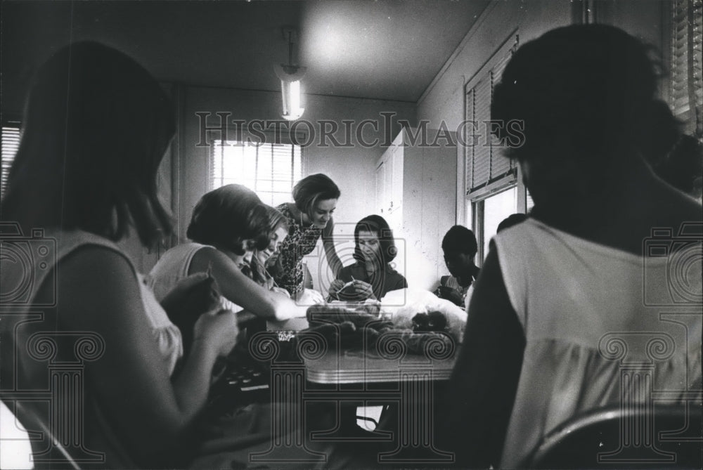 1966 Press Photo Girls at Knitting Class at the Convent of the Good Shepherd. - Historic Images