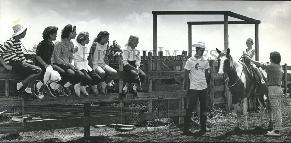 1966 Press Photo Children watch as Brett Tate rides horse at Camp Mansion, Texas- Historic Images