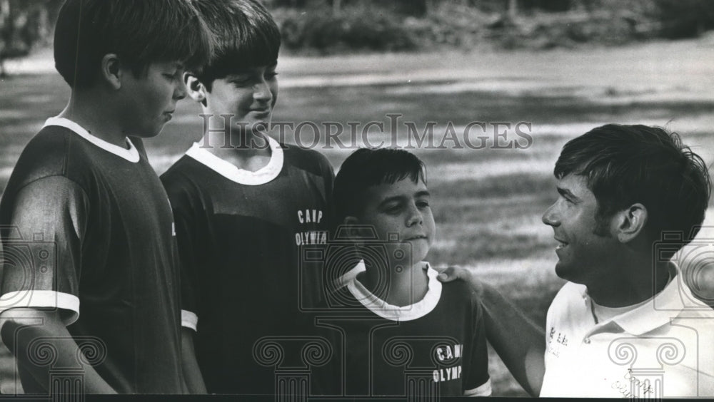 1969 Press Photo Bill Barker teaches golf to the kids at Camp Olympia - Historic Images