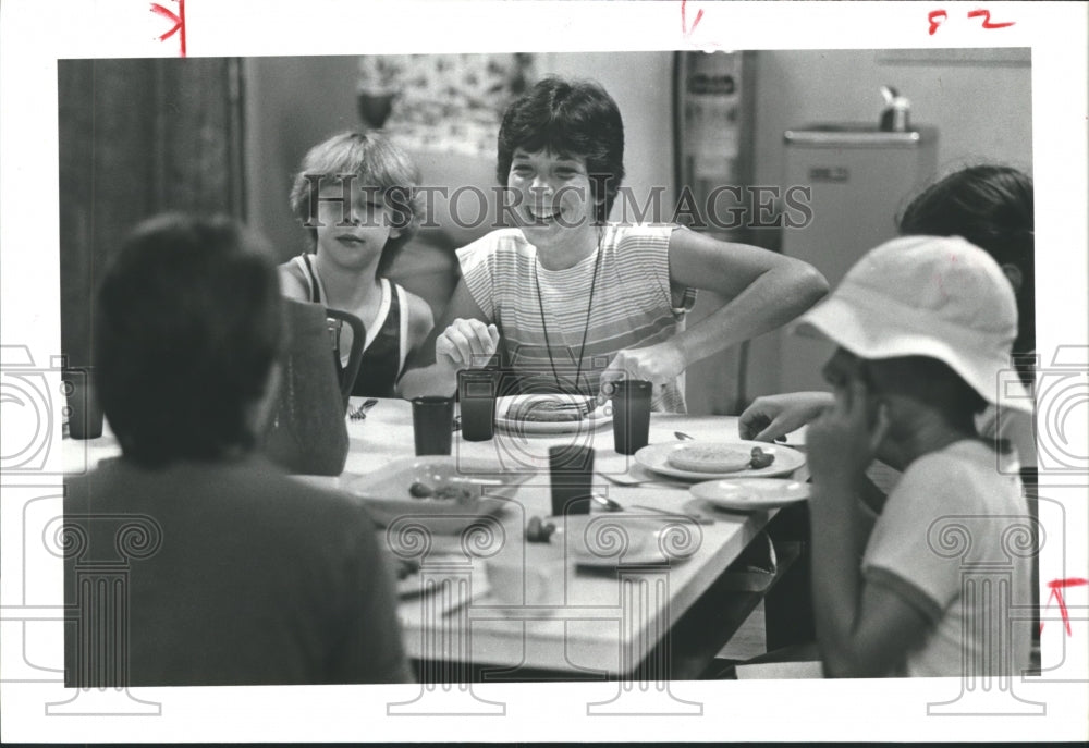 1979 Press Photo Jenny Parks Gets to Know Girl Scouts, Meal Time Camp Robinwood. - Historic Images