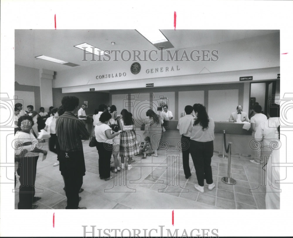 1987 Press Photo Mexican Citizens Line Up at Consulate in Houston, - hca13461 - Historic Images