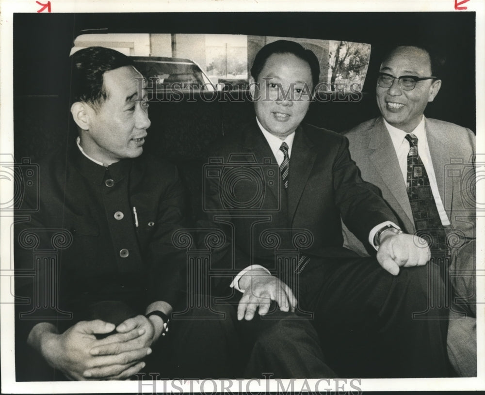 1975 Press Photo People's Republic of China Trade Delegates in Limousine. - Historic Images