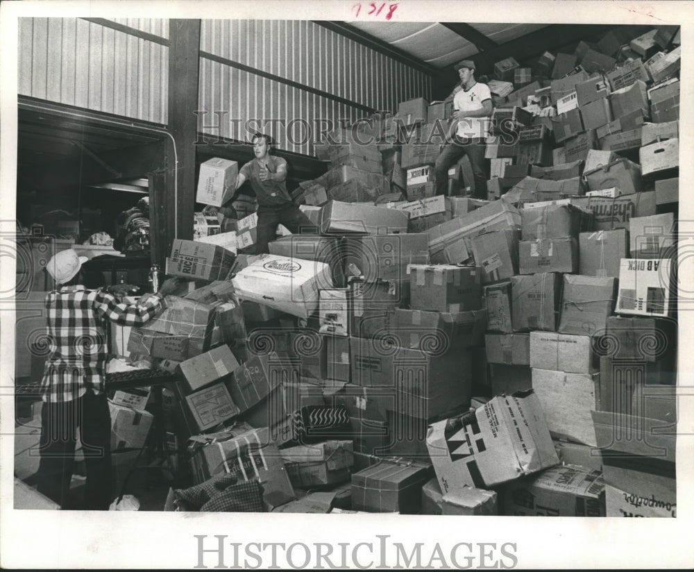 1971 Press Photo Church World Service Employees Unloading Boxes Into Warehouse. - Historic Images