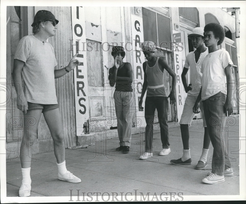 1973 Press Photo Director William Gram With Church Street Cruisers & Actors. - Historic Images