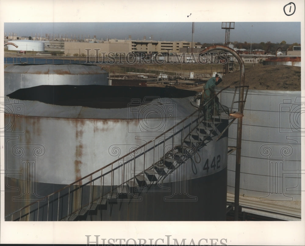 1994 Press Photo Workers Dismantle Conoco Corp. Refinery, Ponca City, Oklahoma - Historic Images