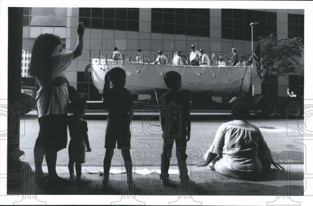 1992 Press Photo Columbus Day Parade Watchers Waves to Marine Float in Houston. - Historic Images