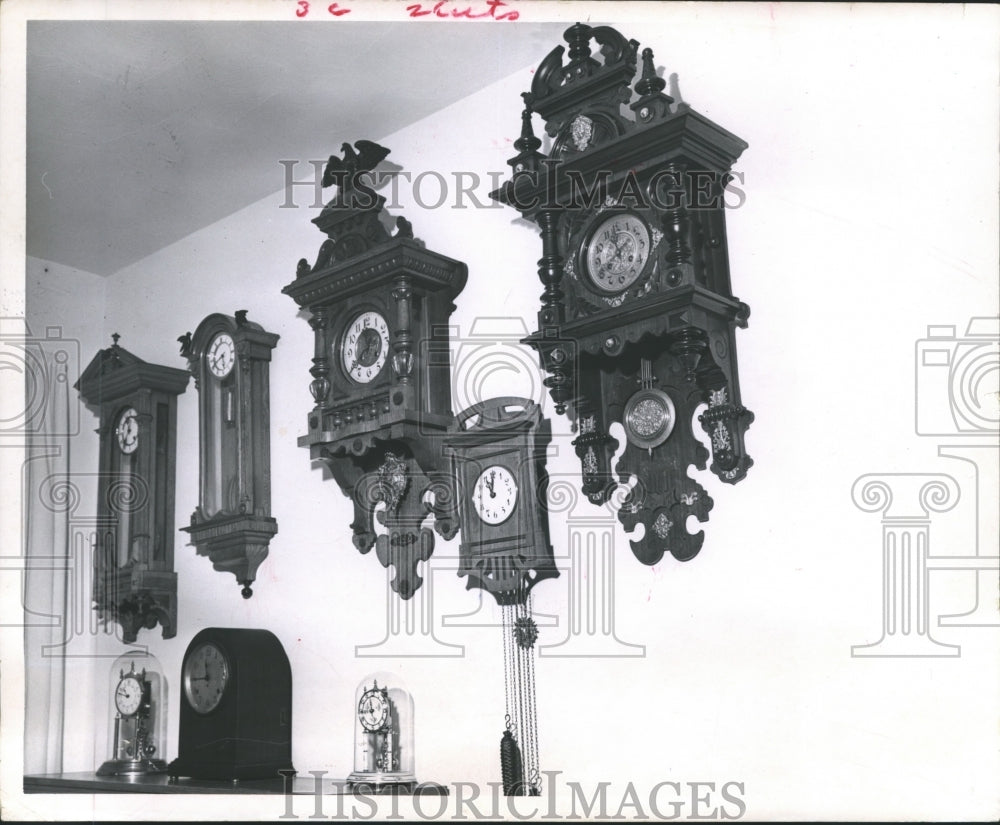 1970 Press Photo Variety of clock styles - hca13559-Historic Images