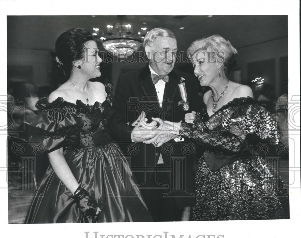 1986 Press Photo Officials visit at the Confederate Ball, Houston - hca13597 - Historic Images