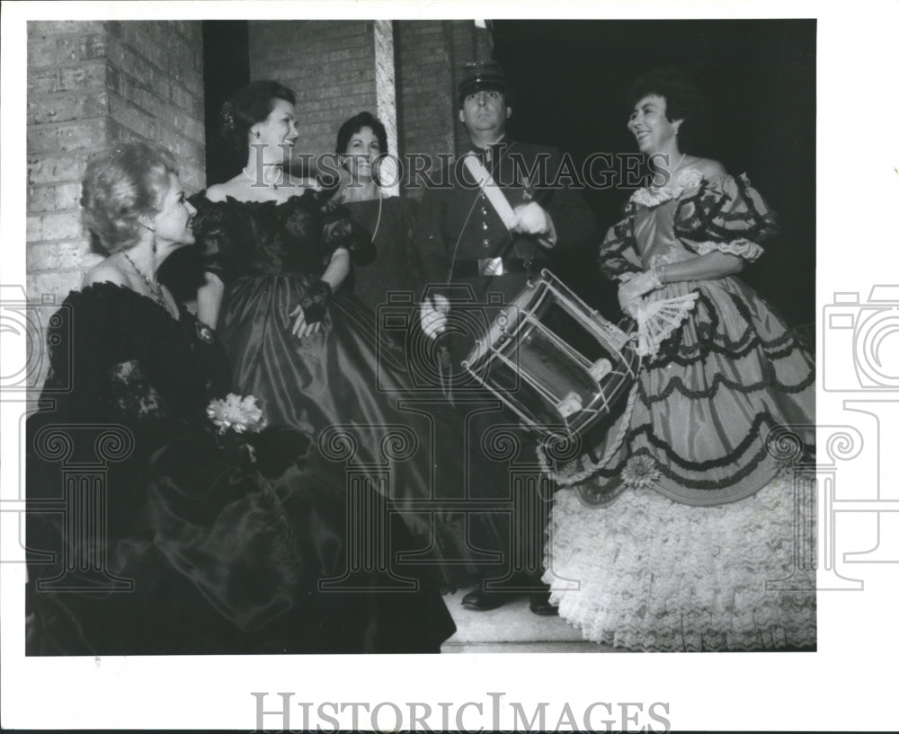 1989 Press Photo Committee belles of the Confederate Ball at River Oaks Club - Historic Images