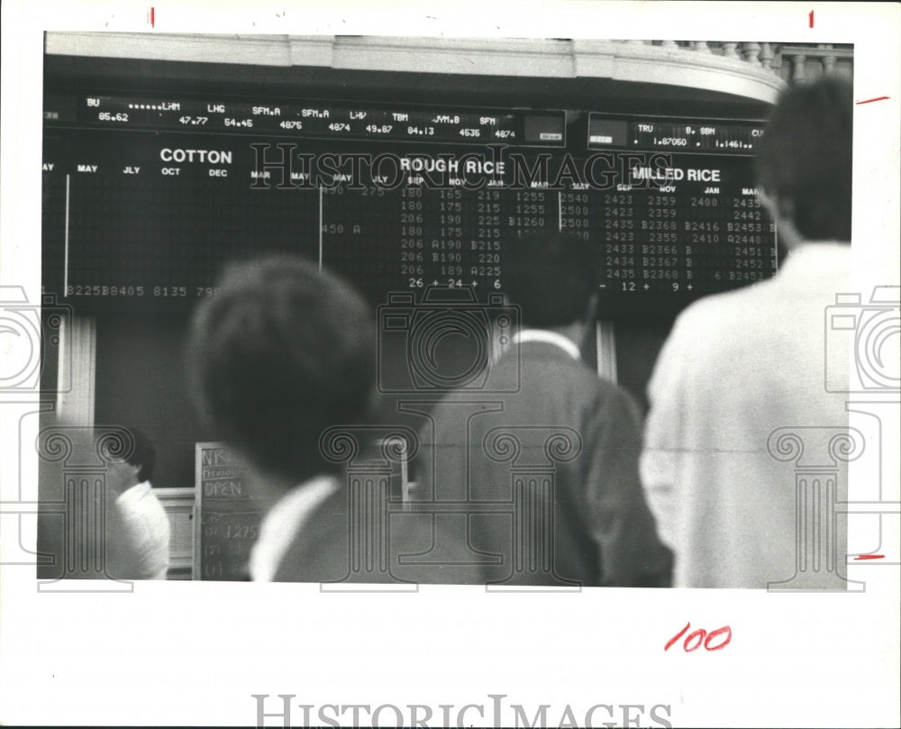 1981 Press Photo dealers in training pits at New Orleans Commodities Exchange - Historic Images