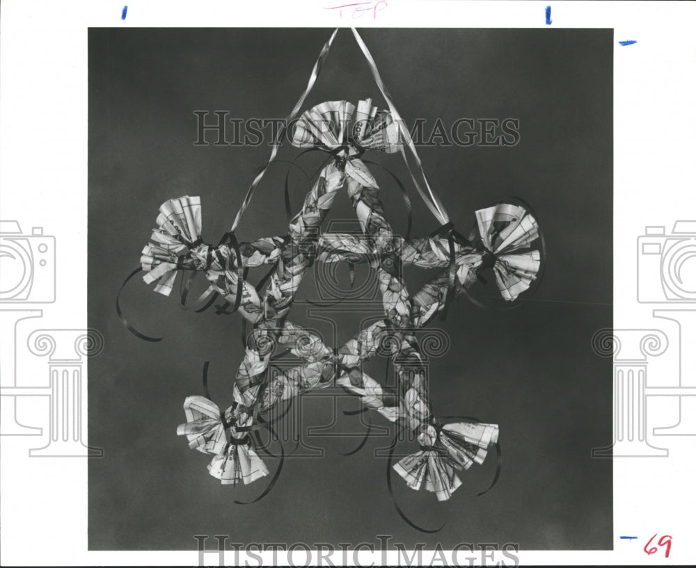 1987 Press Photo Christmas Decorations Suspended With Ribbon in Houston. - Historic Images