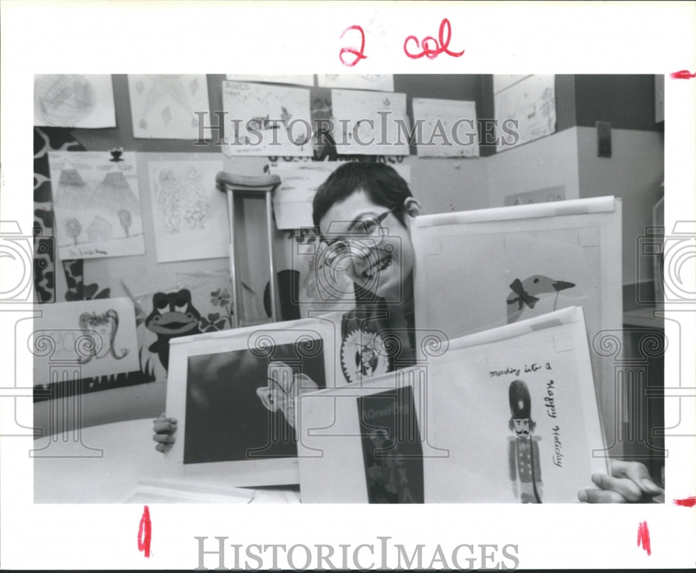 1986 Press Photo Brian Covay Displays Christmas Cards, M.D. Anderson Hospital - Historic Images