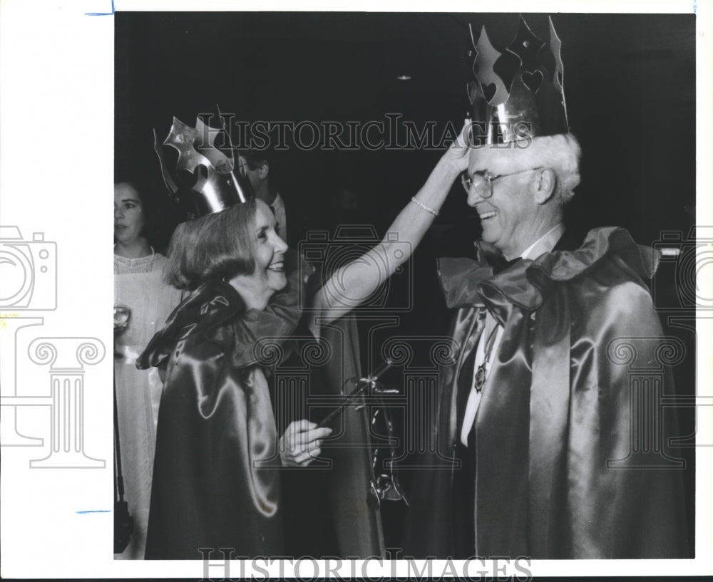 1988 Press Photo Bill &amp; Raymona As King &amp; Queen at Children&#39;s Museum Inc Houston - Historic Images