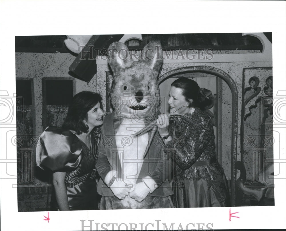 1989 Press Photo Carolyn Crosswell & Jo Ellen Blunk, Children's Museum, Houston. - Historic Images