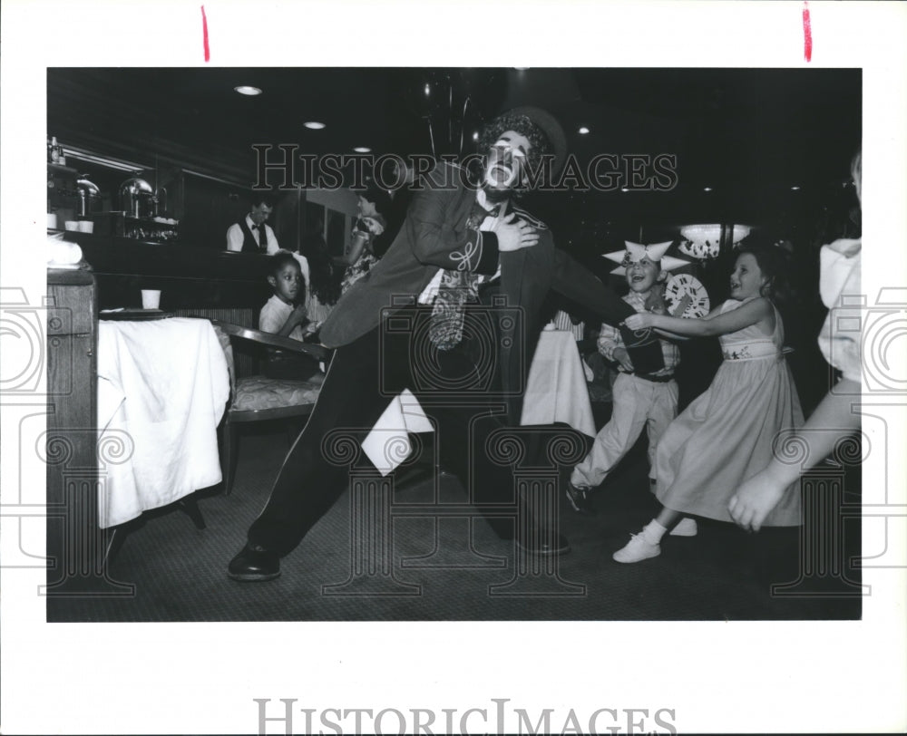 1989 Press Photo Scott Linker the Clown &amp; Kids at Children&#39;s Museum, Houston. - Historic Images