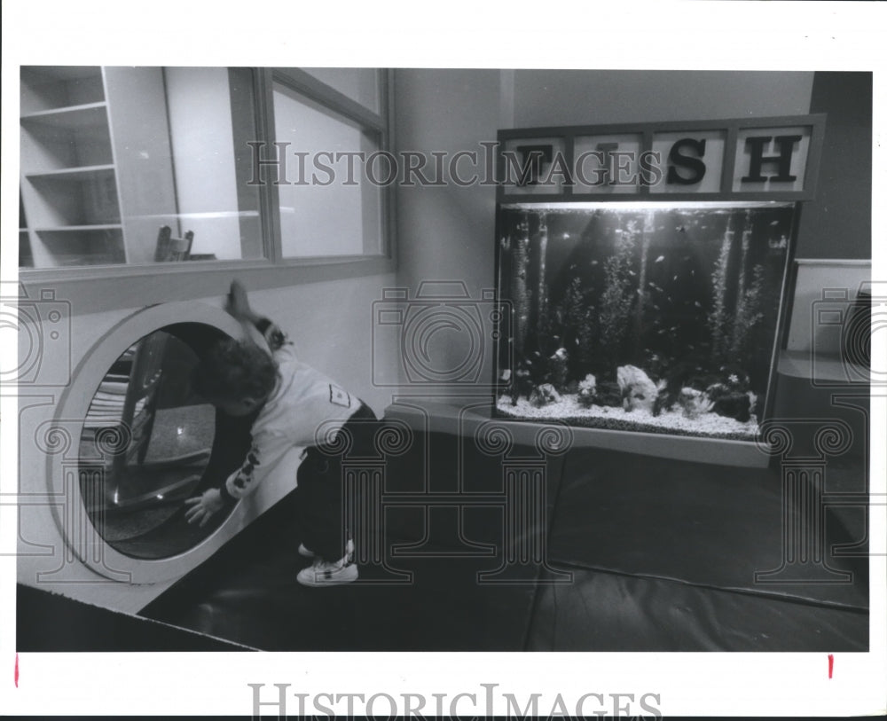 1992 Press Photo Max Dudek Finds Something Fishy At Children&#39;s Museum in Houston - Historic Images