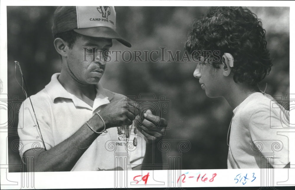 1985 Press Photo Bill Victorian Teaches Omid Soltani at YMCA Camp Pinetree. - Historic Images